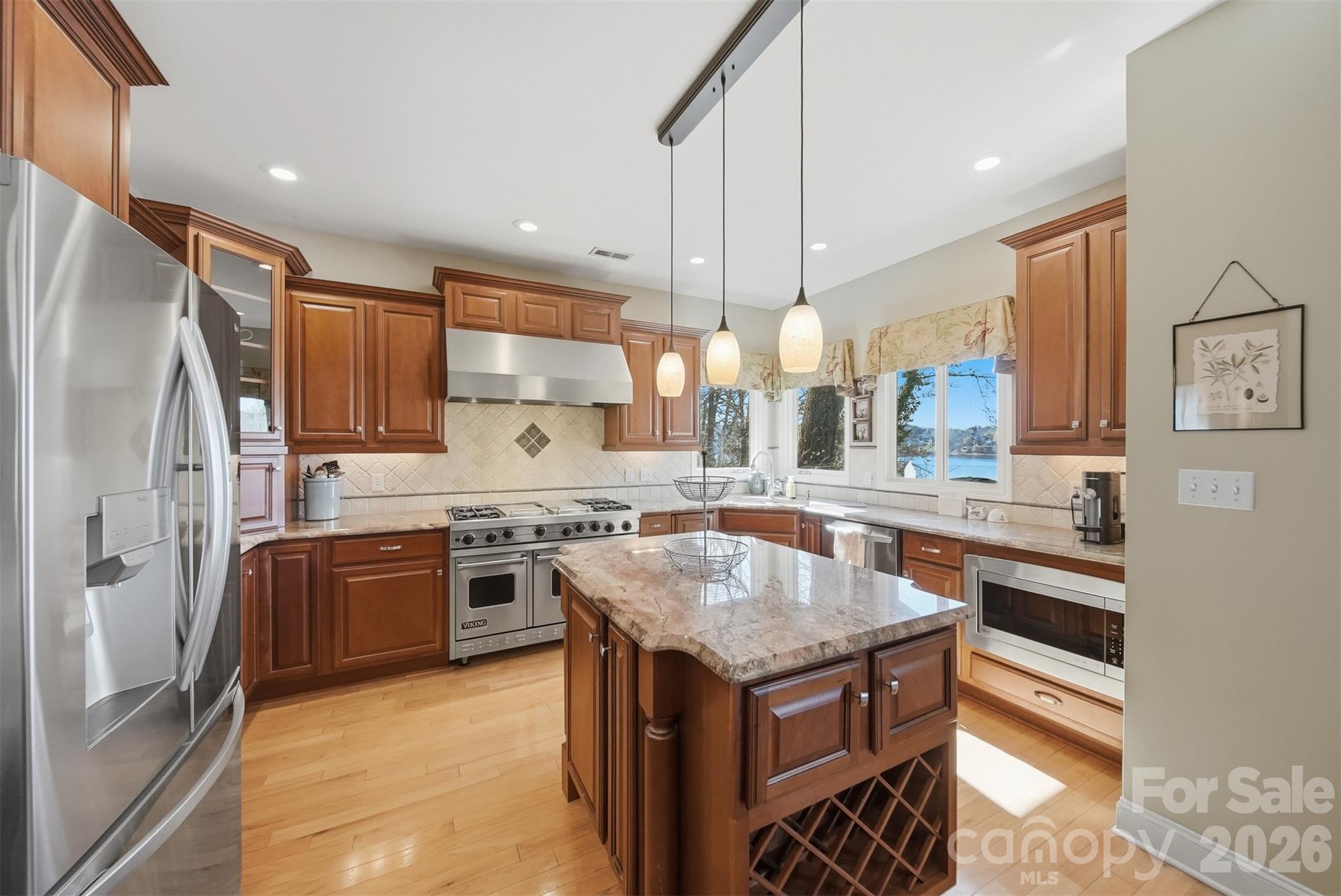 152 Bridge Pointe Lane — Hickory