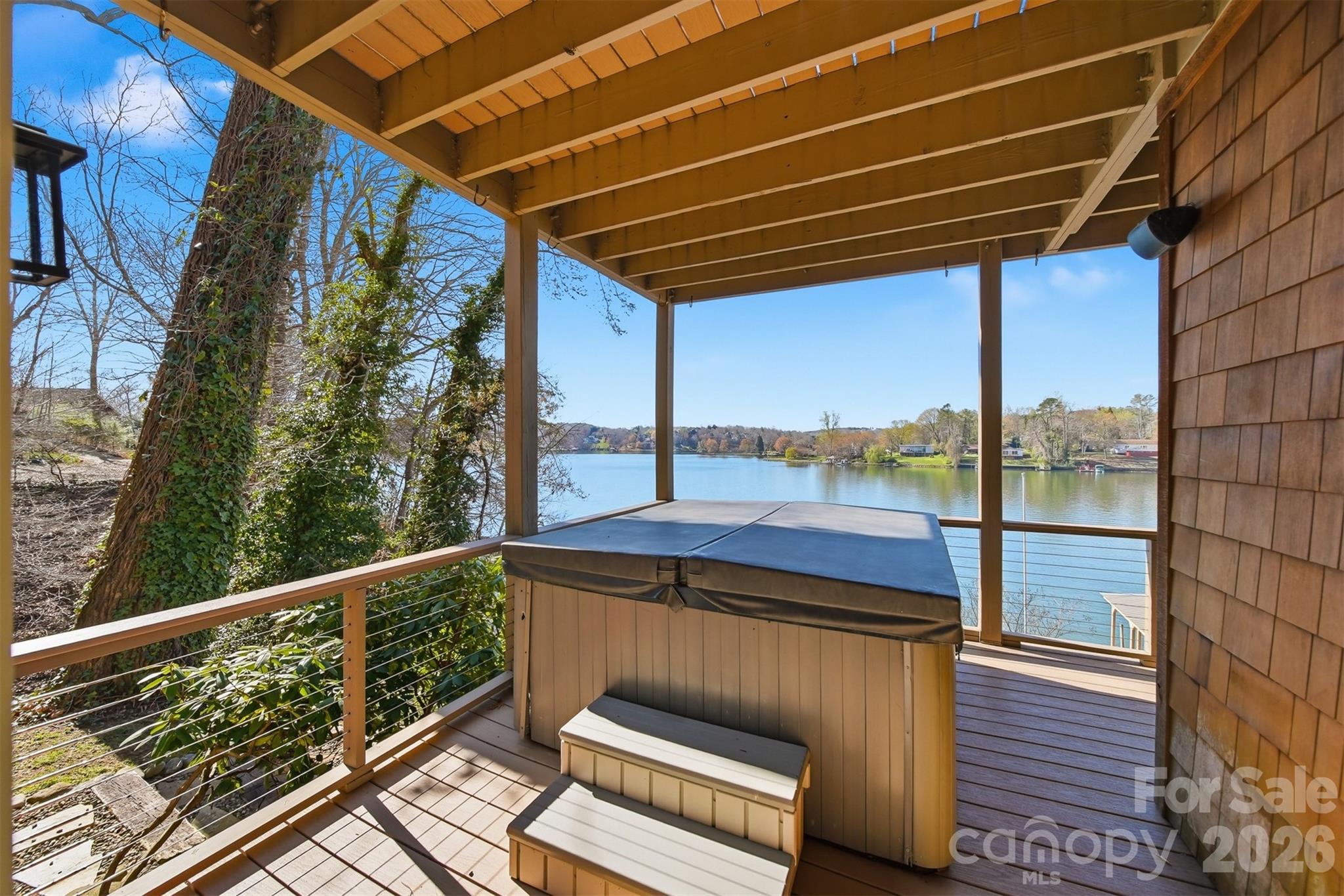 152 Bridge Pointe Lane — Hickory