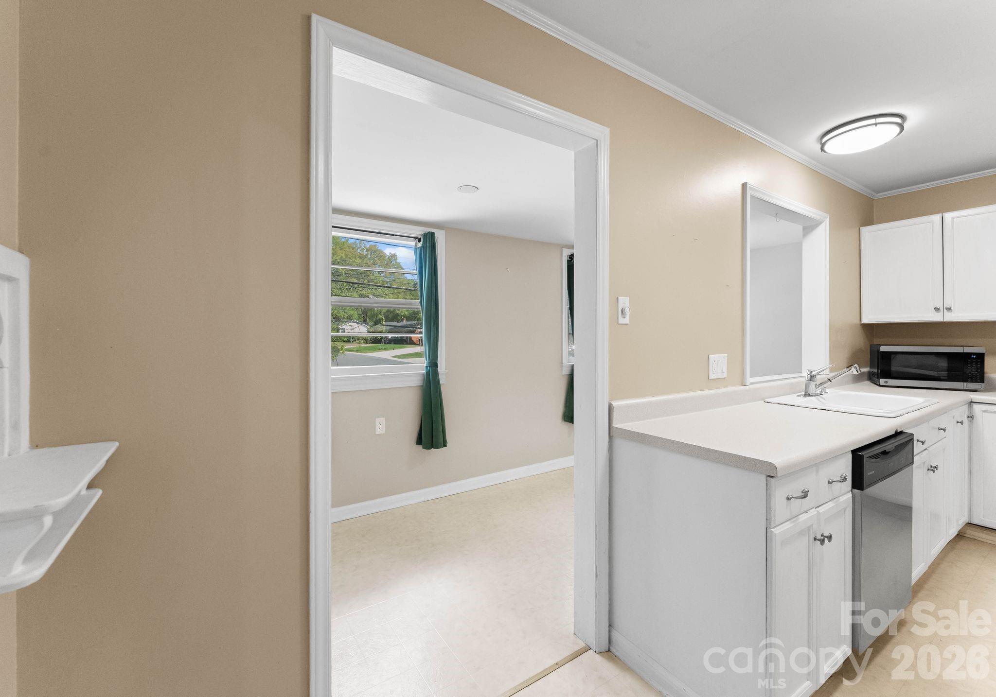 1136 E Woodlawn Road — Charlotte