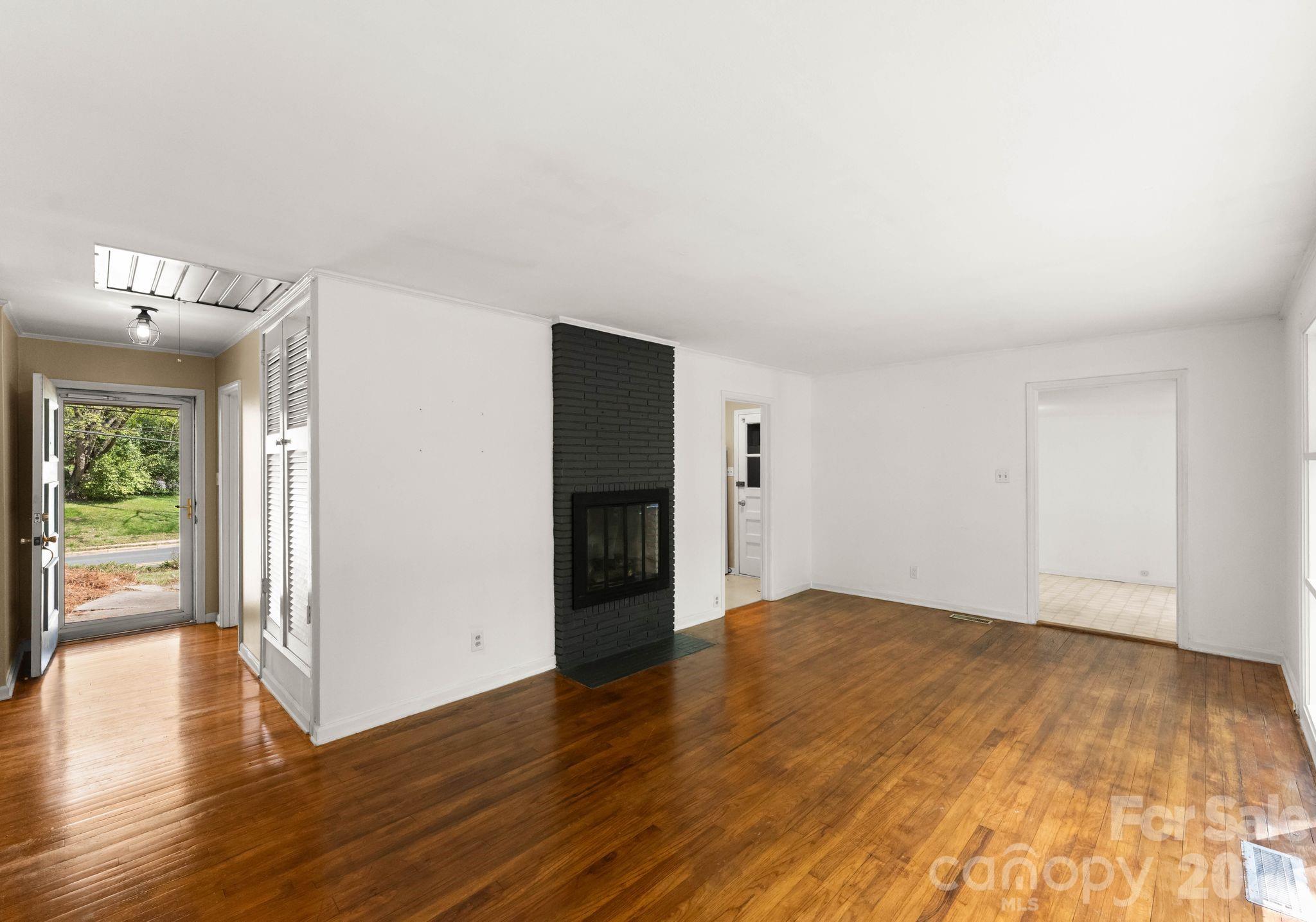 1136 E Woodlawn Road — Charlotte
