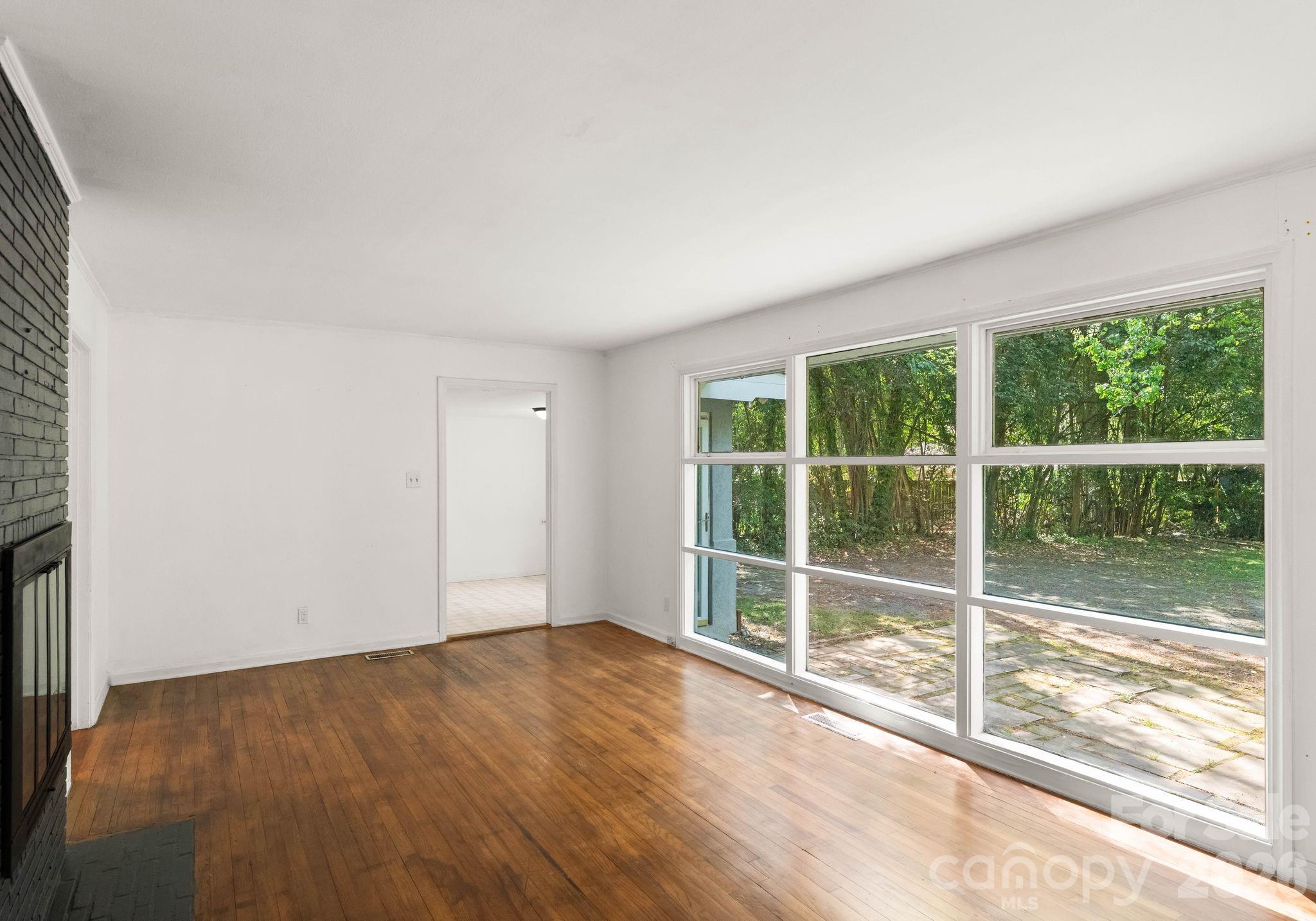 1136 E Woodlawn Road — Charlotte