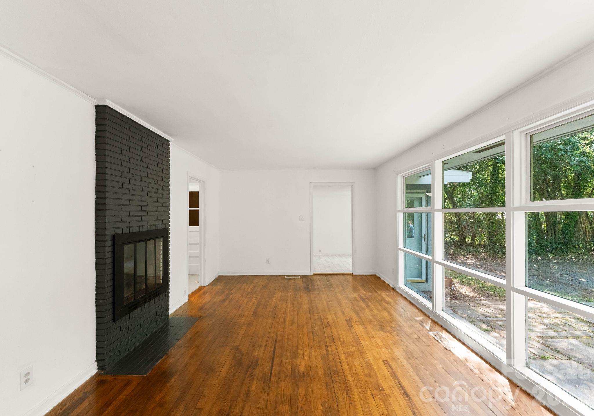 1136 E Woodlawn Road — Charlotte