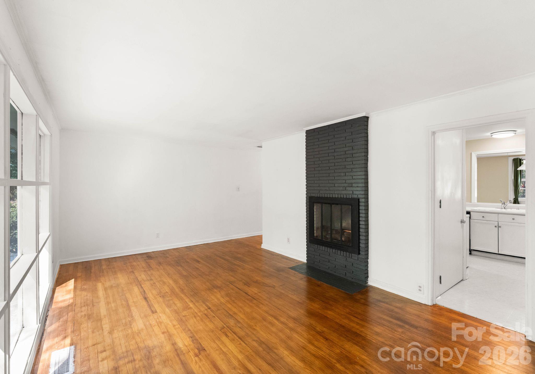 1136 E Woodlawn Road — Charlotte