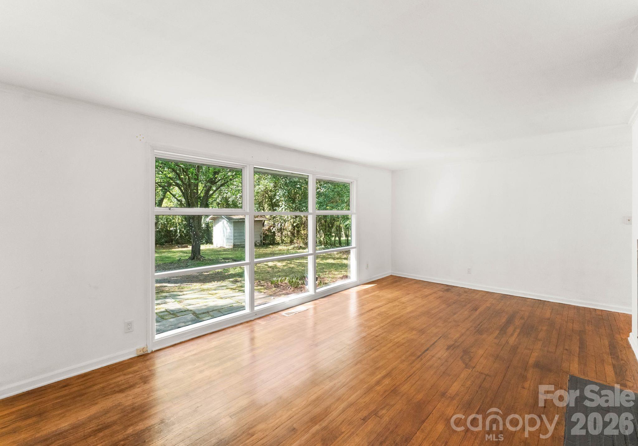 1136 E Woodlawn Road — Charlotte