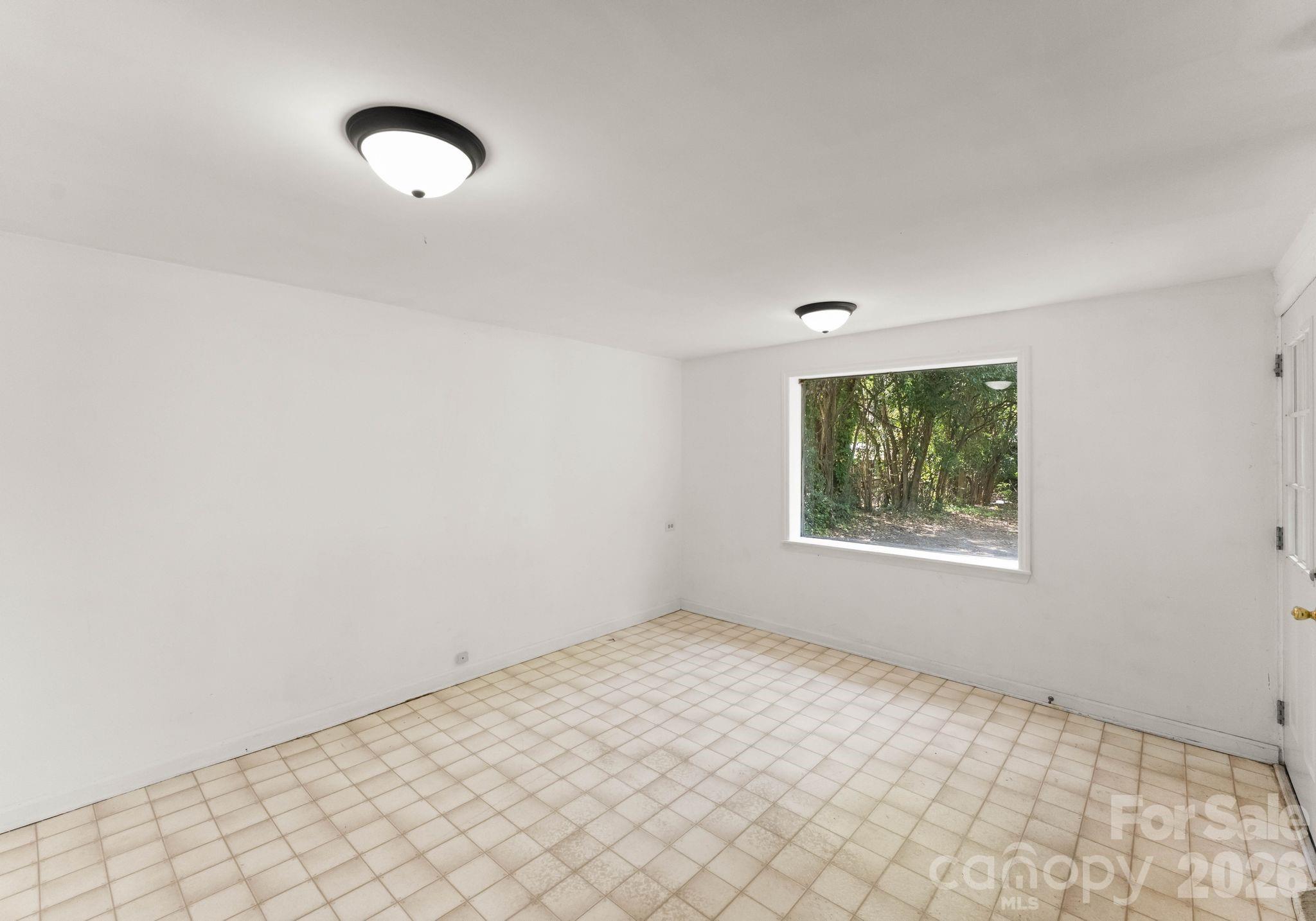 1136 E Woodlawn Road — Charlotte