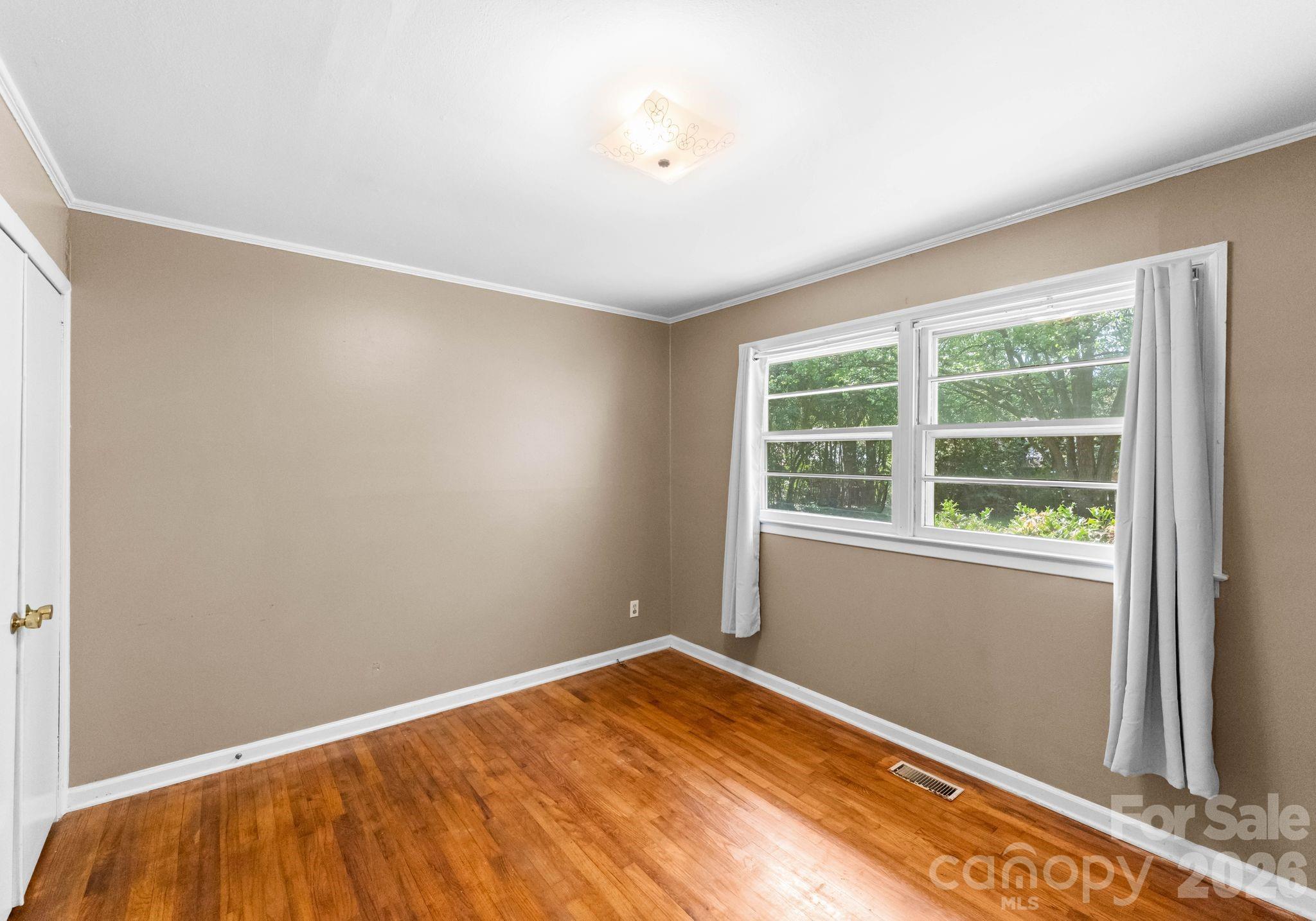 1136 E Woodlawn Road — Charlotte