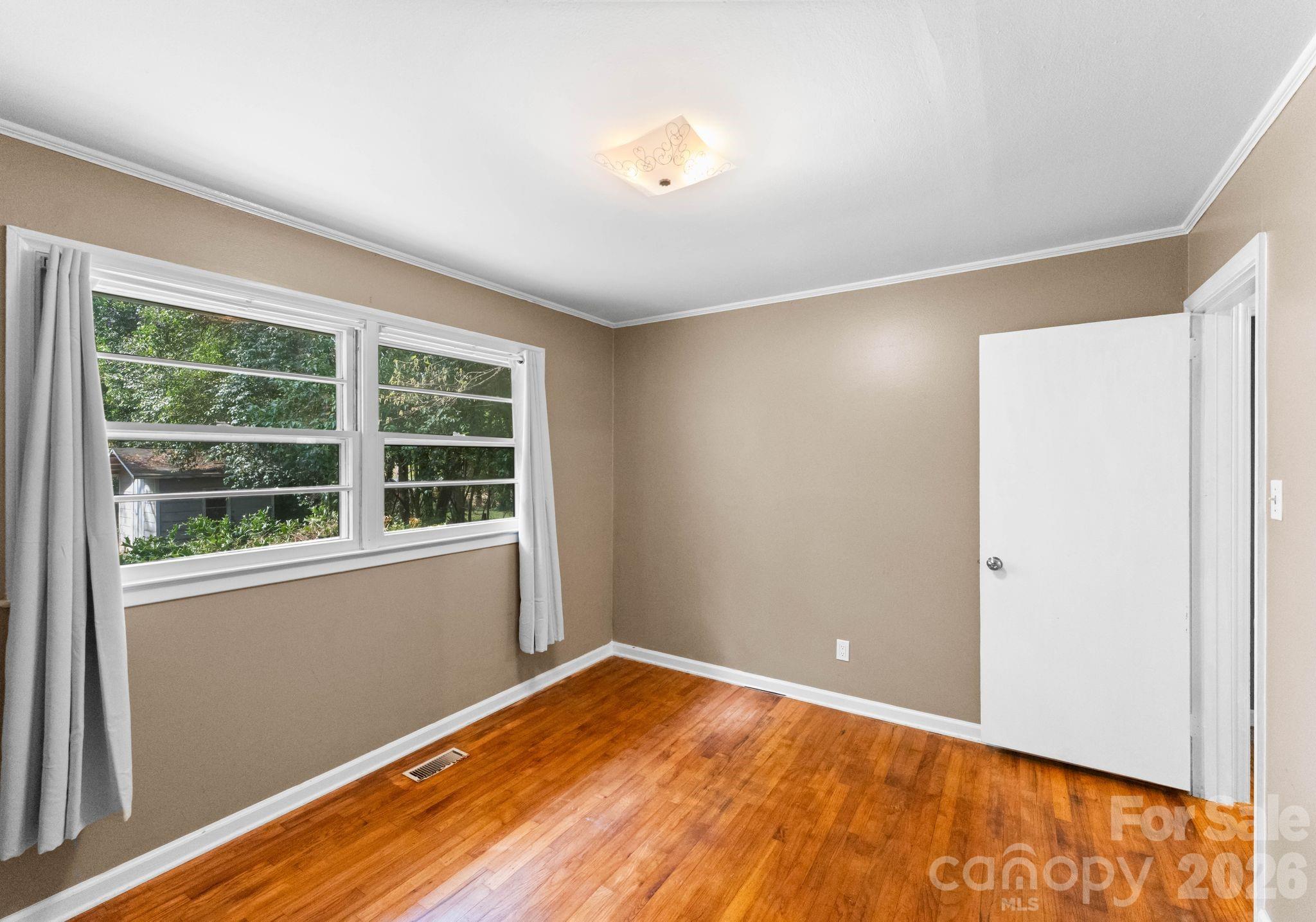 1136 E Woodlawn Road — Charlotte