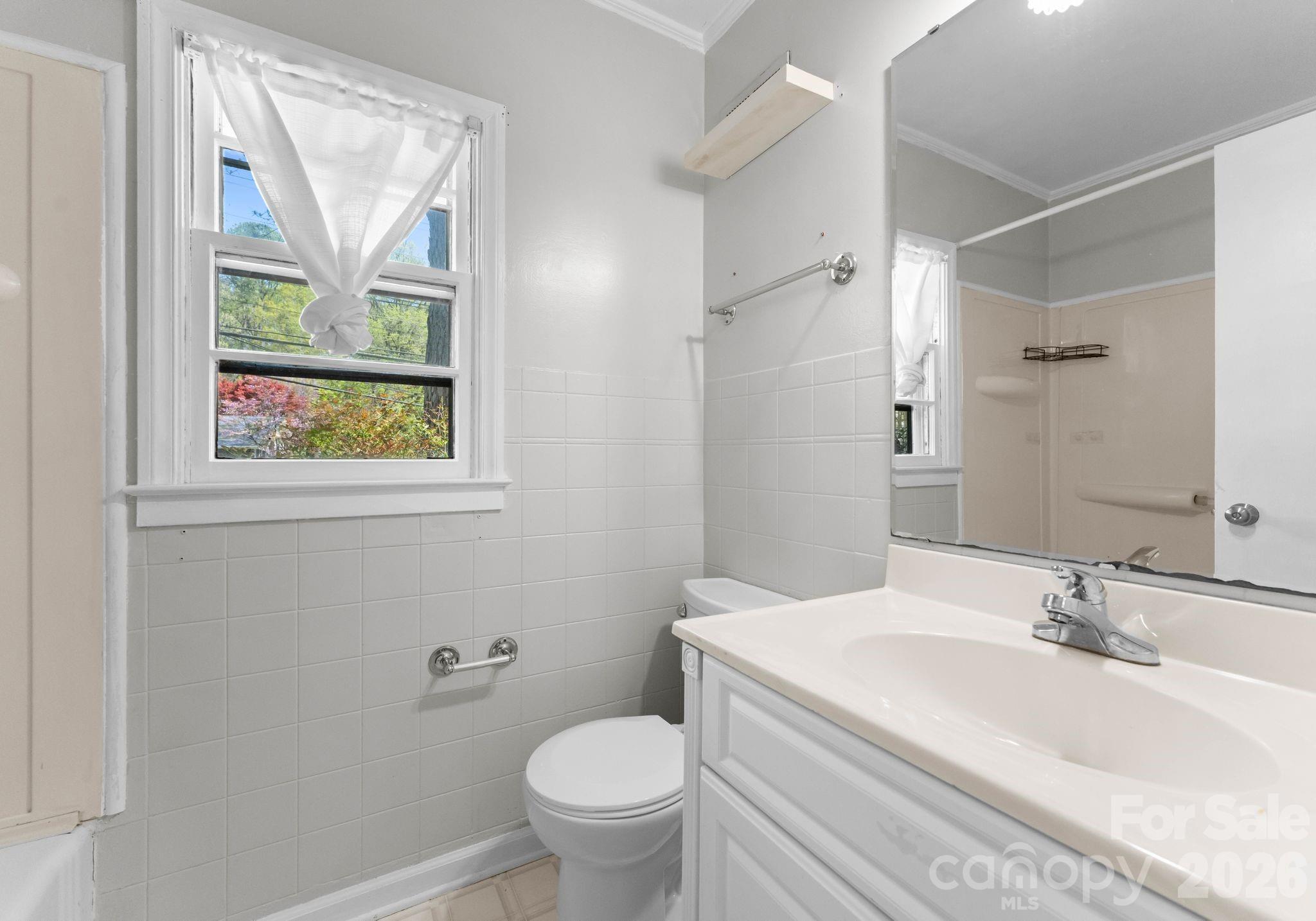 1136 E Woodlawn Road — Charlotte