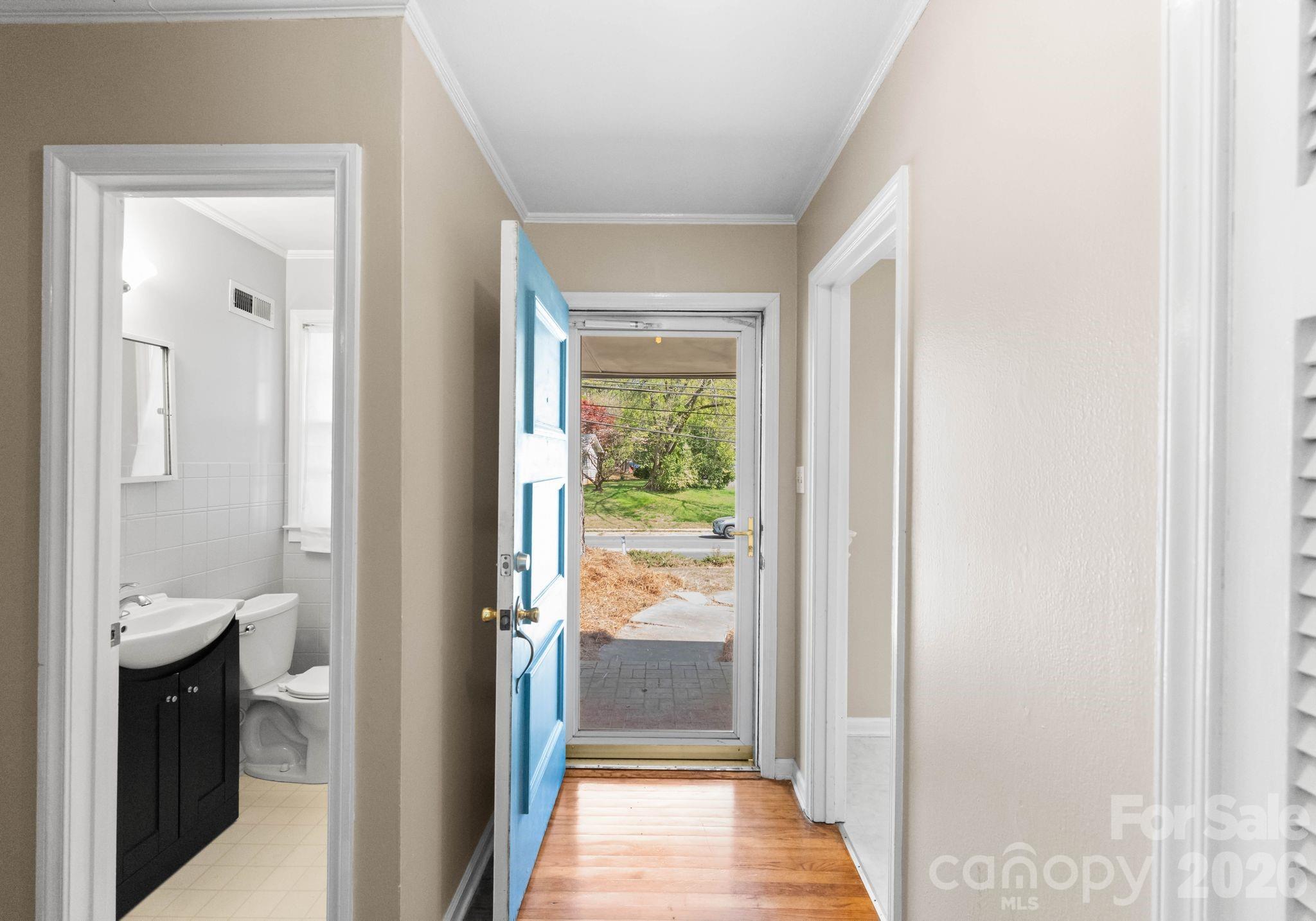 1136 E Woodlawn Road — Charlotte