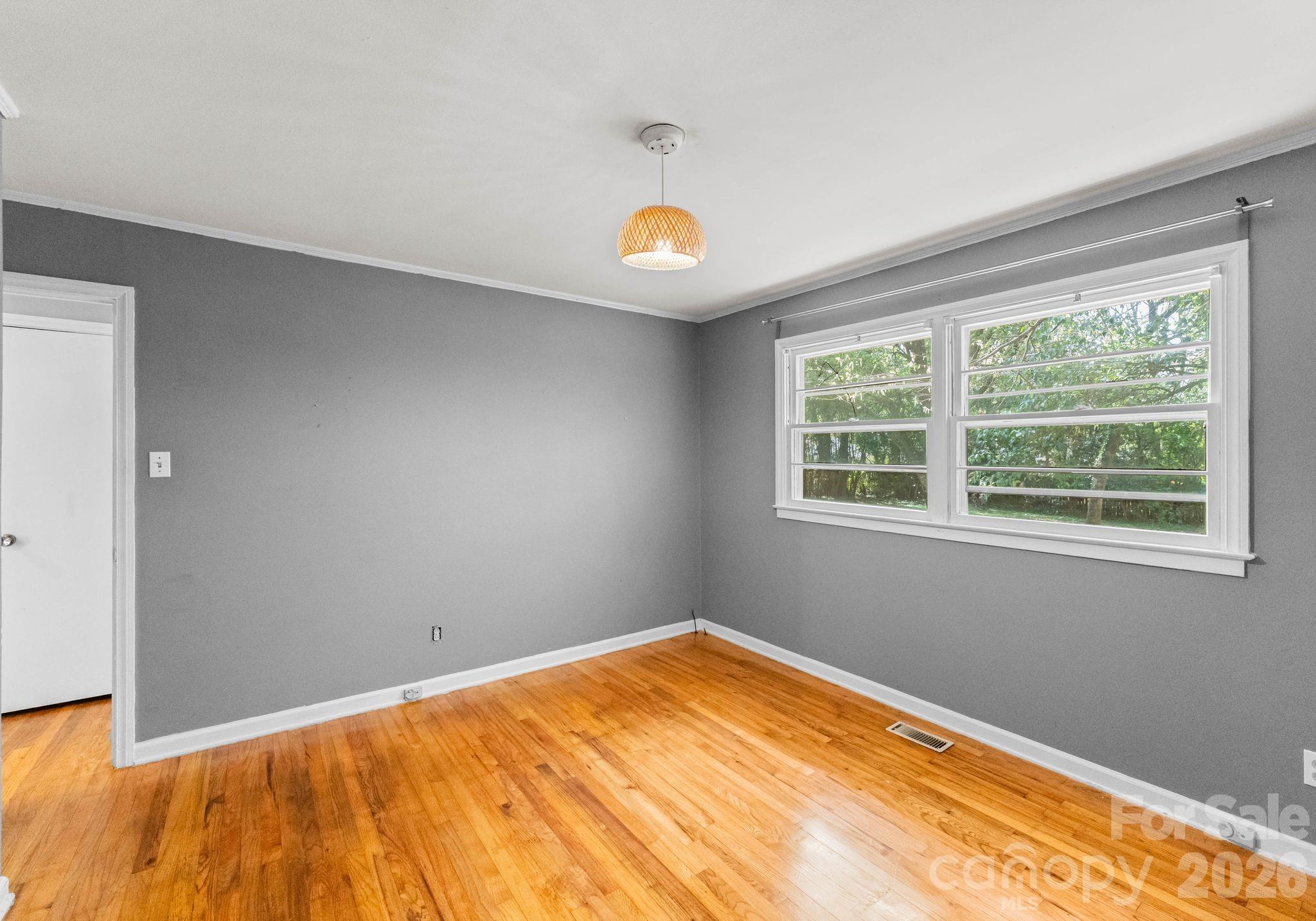 1136 E Woodlawn Road — Charlotte