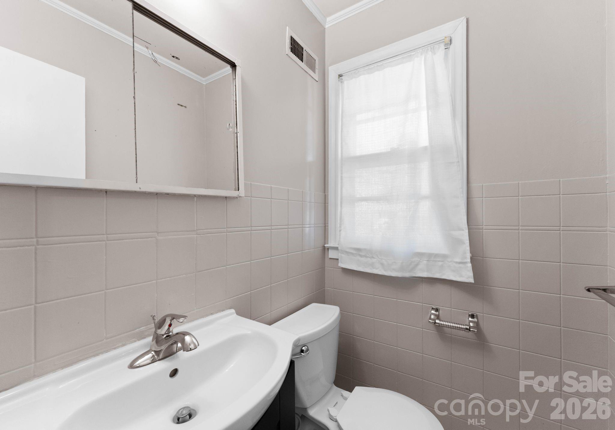 1136 E Woodlawn Road — Charlotte