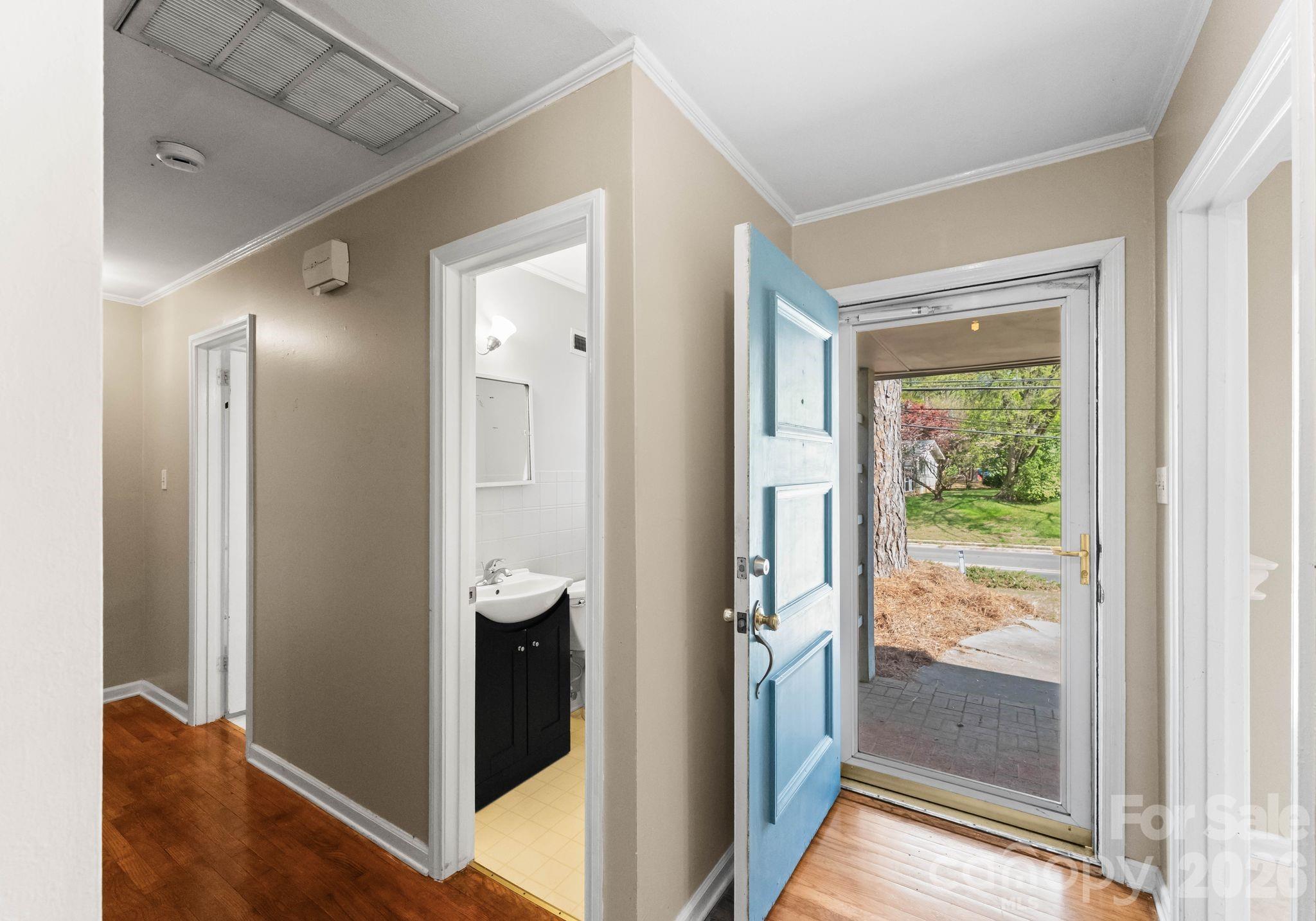 1136 E Woodlawn Road — Charlotte
