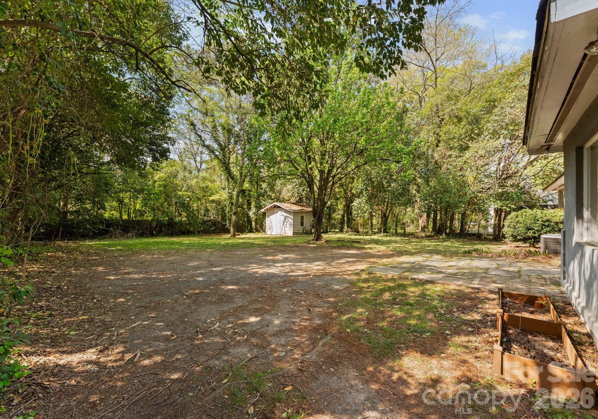 1136 E Woodlawn Road — Charlotte