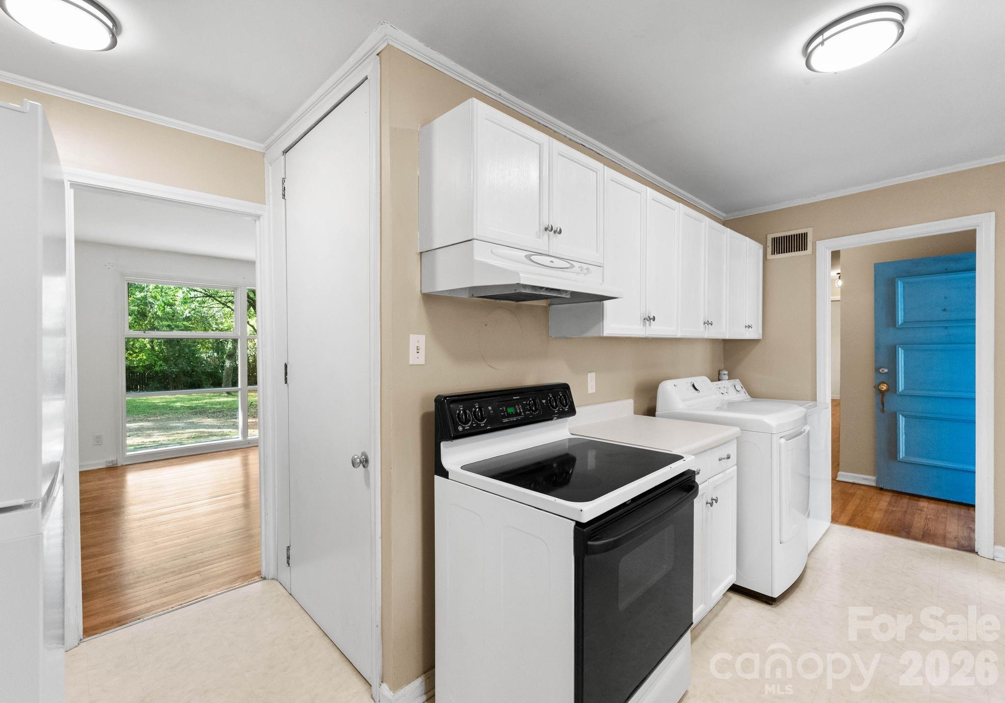 1136 E Woodlawn Road — Charlotte