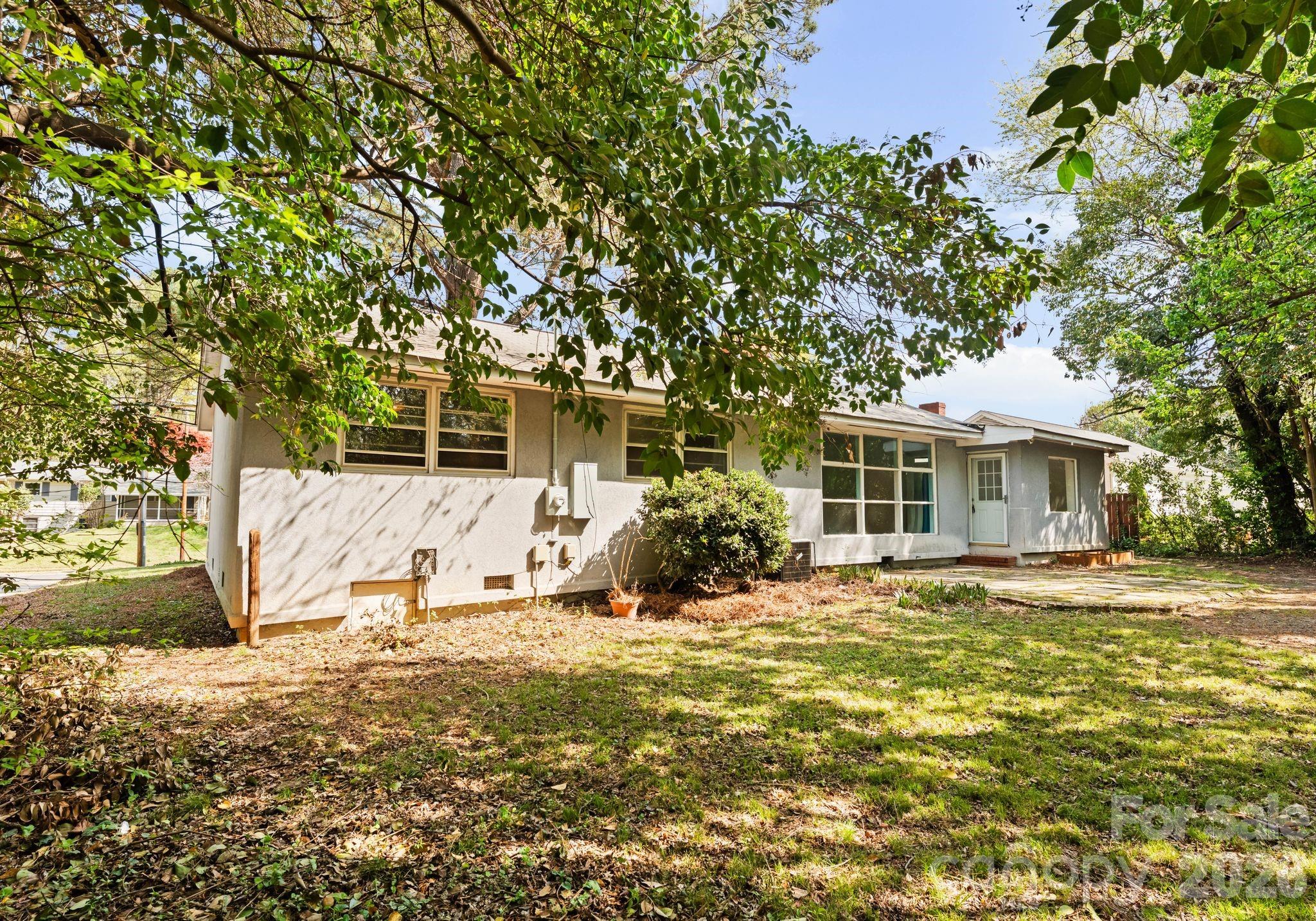 1136 E Woodlawn Road — Charlotte