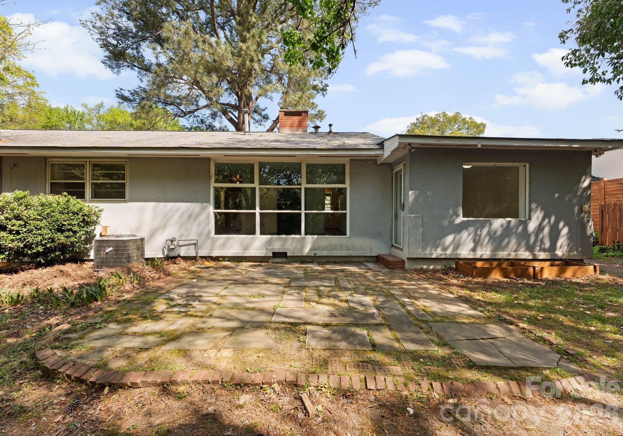 1136 E Woodlawn Road — Charlotte