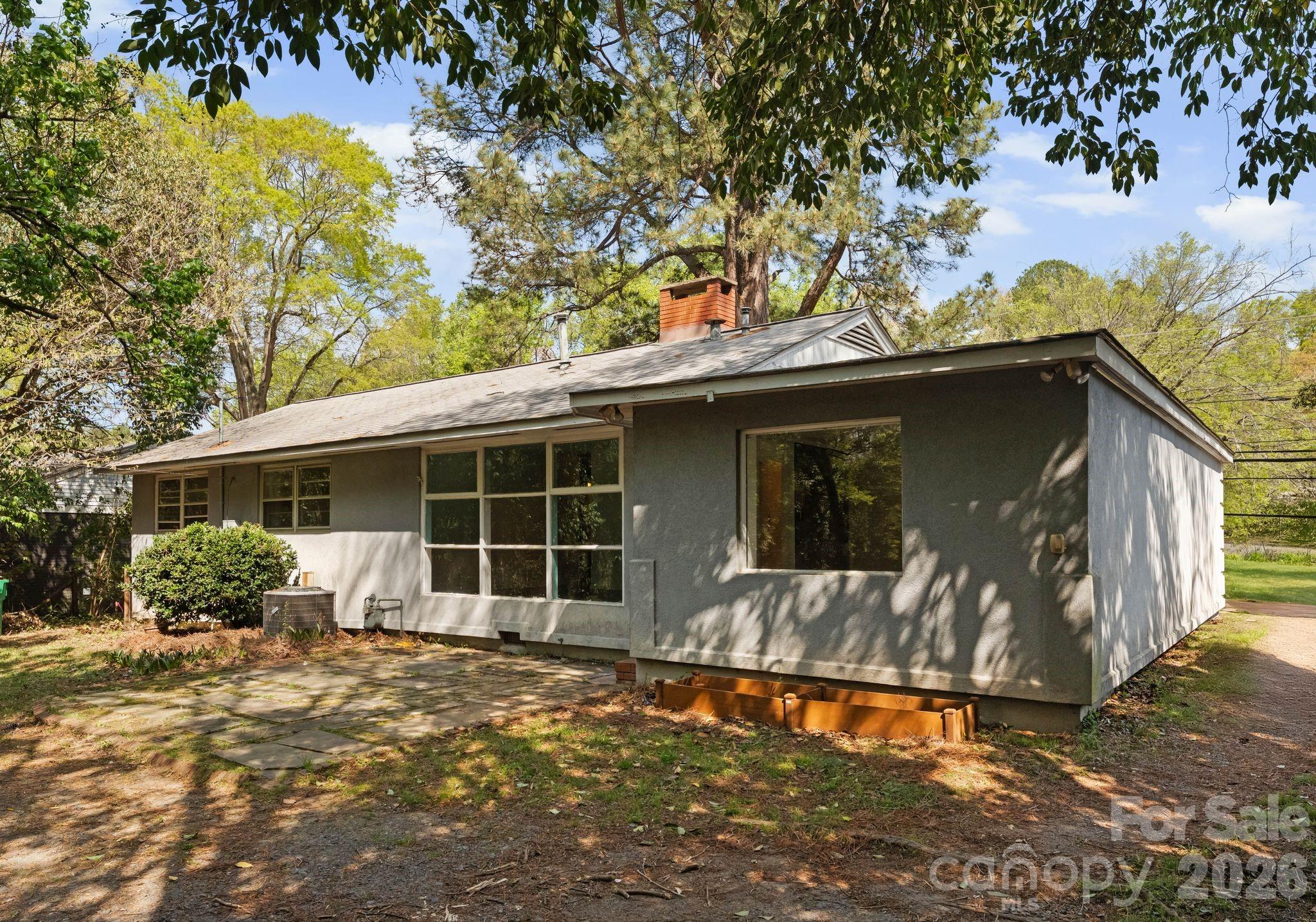 1136 E Woodlawn Road — Charlotte