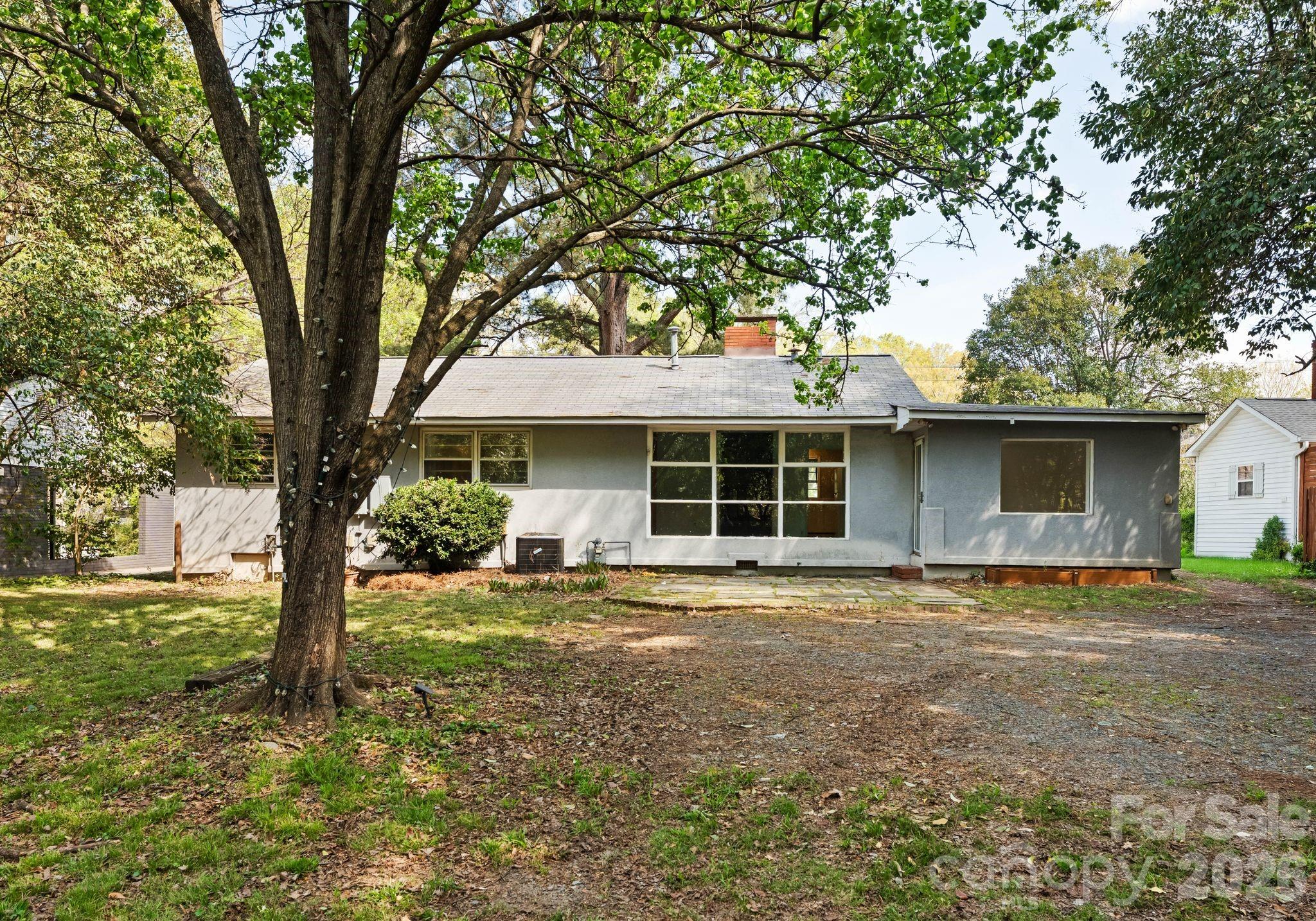 1136 E Woodlawn Road — Charlotte