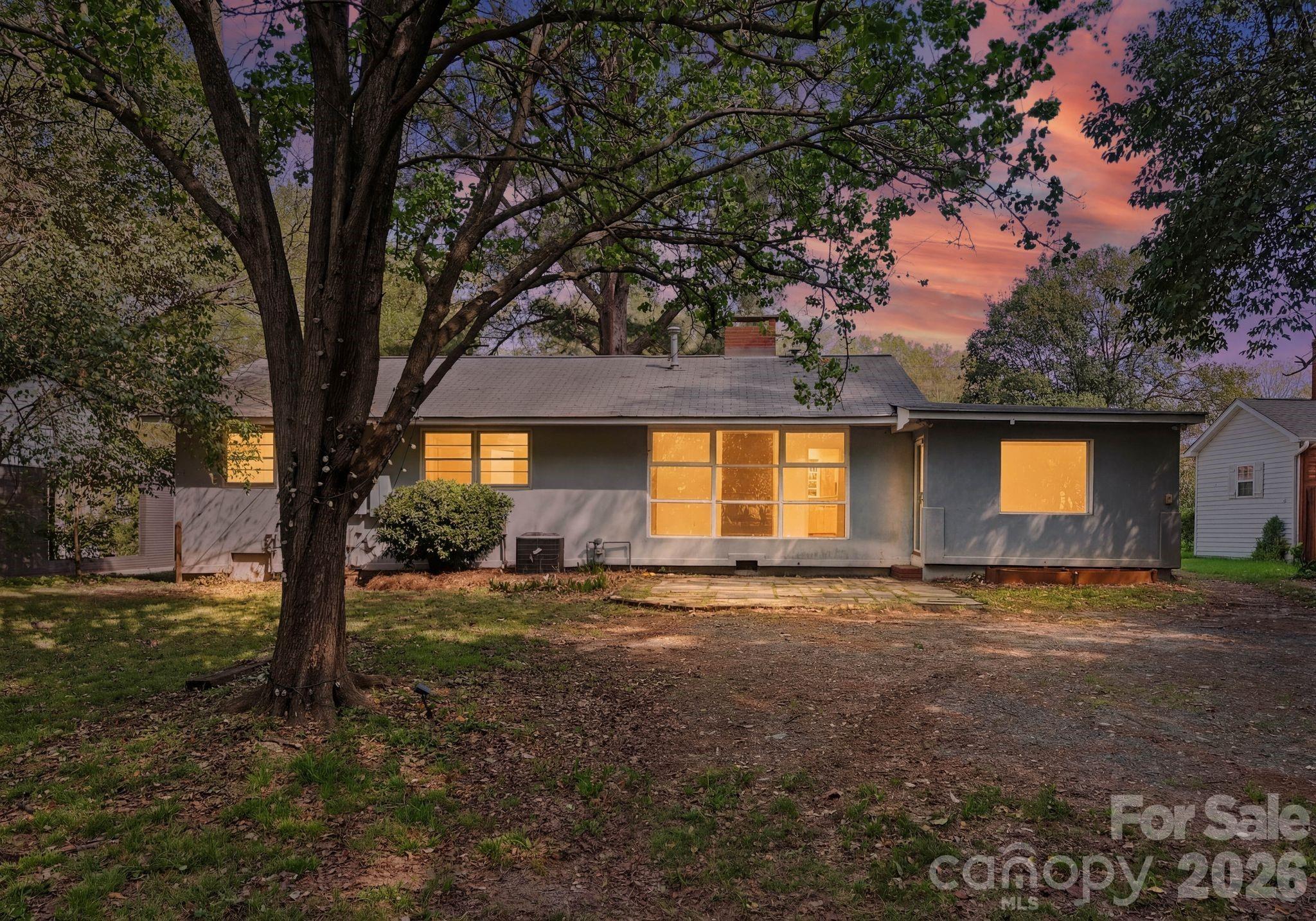 1136 E Woodlawn Road — Charlotte