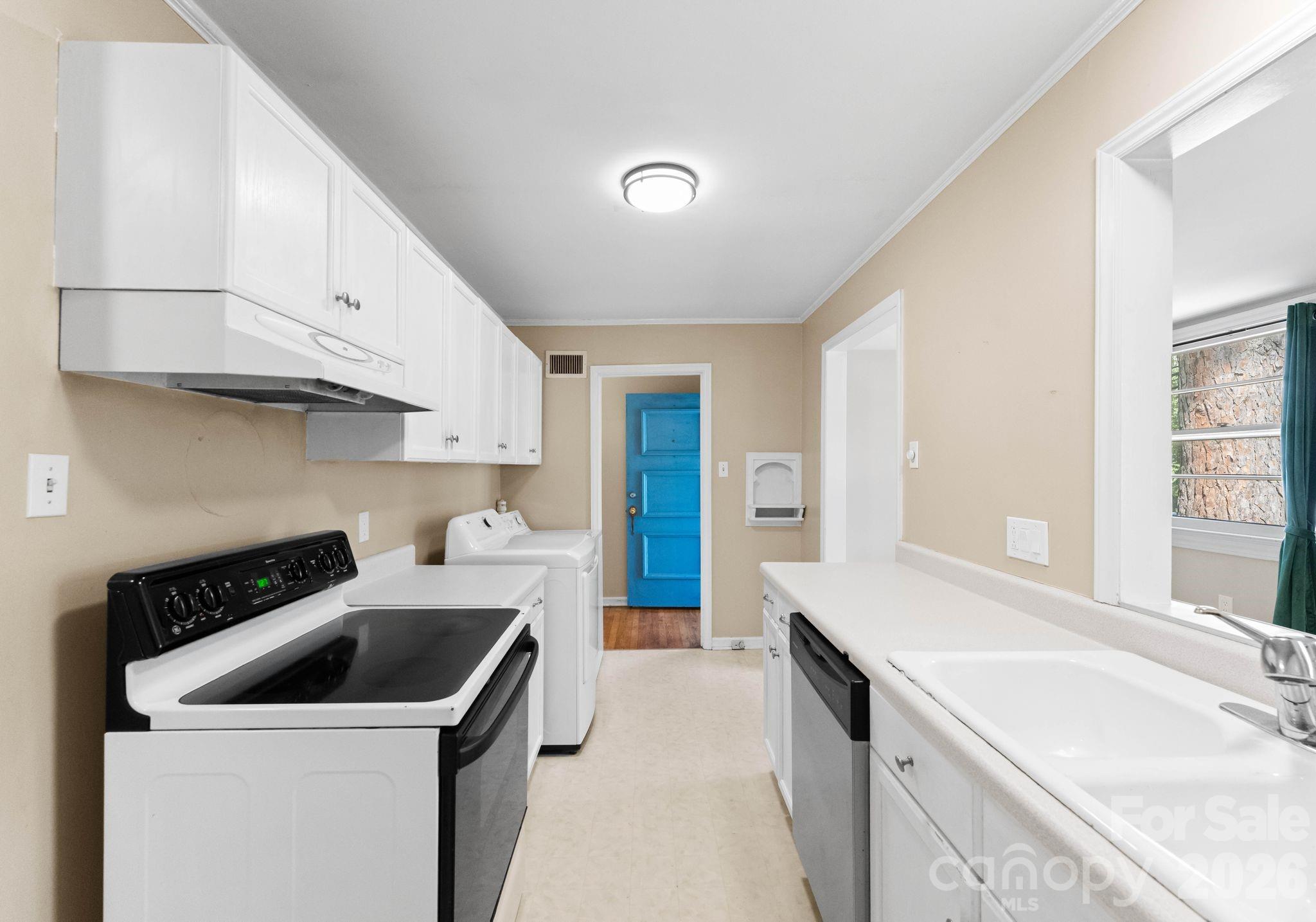 1136 E Woodlawn Road — Charlotte