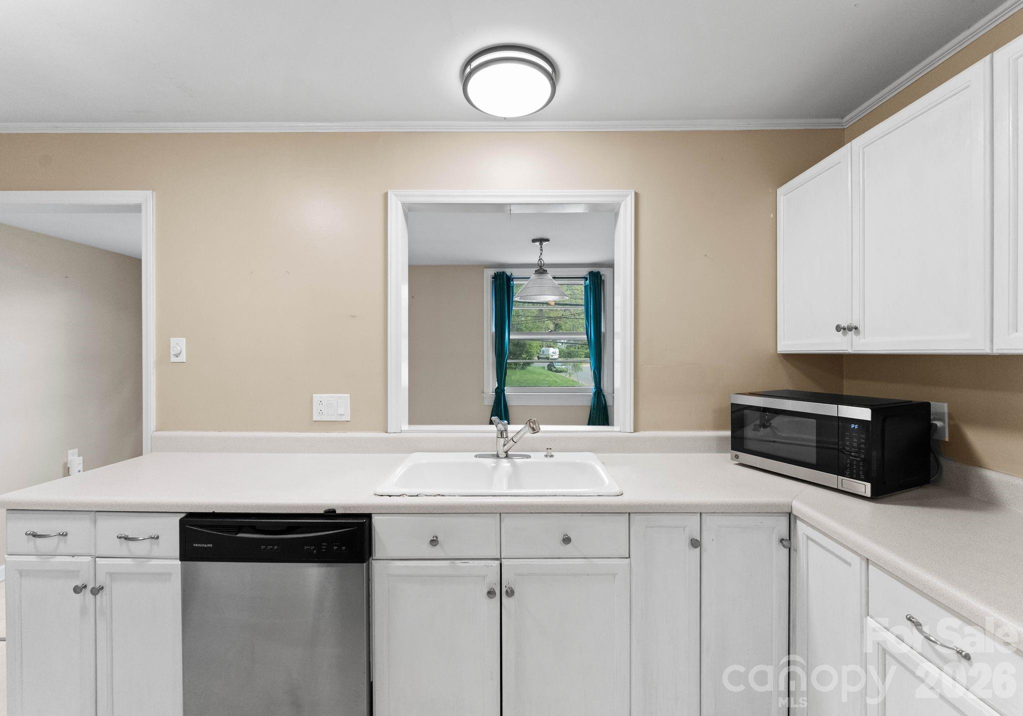 1136 E Woodlawn Road — Charlotte