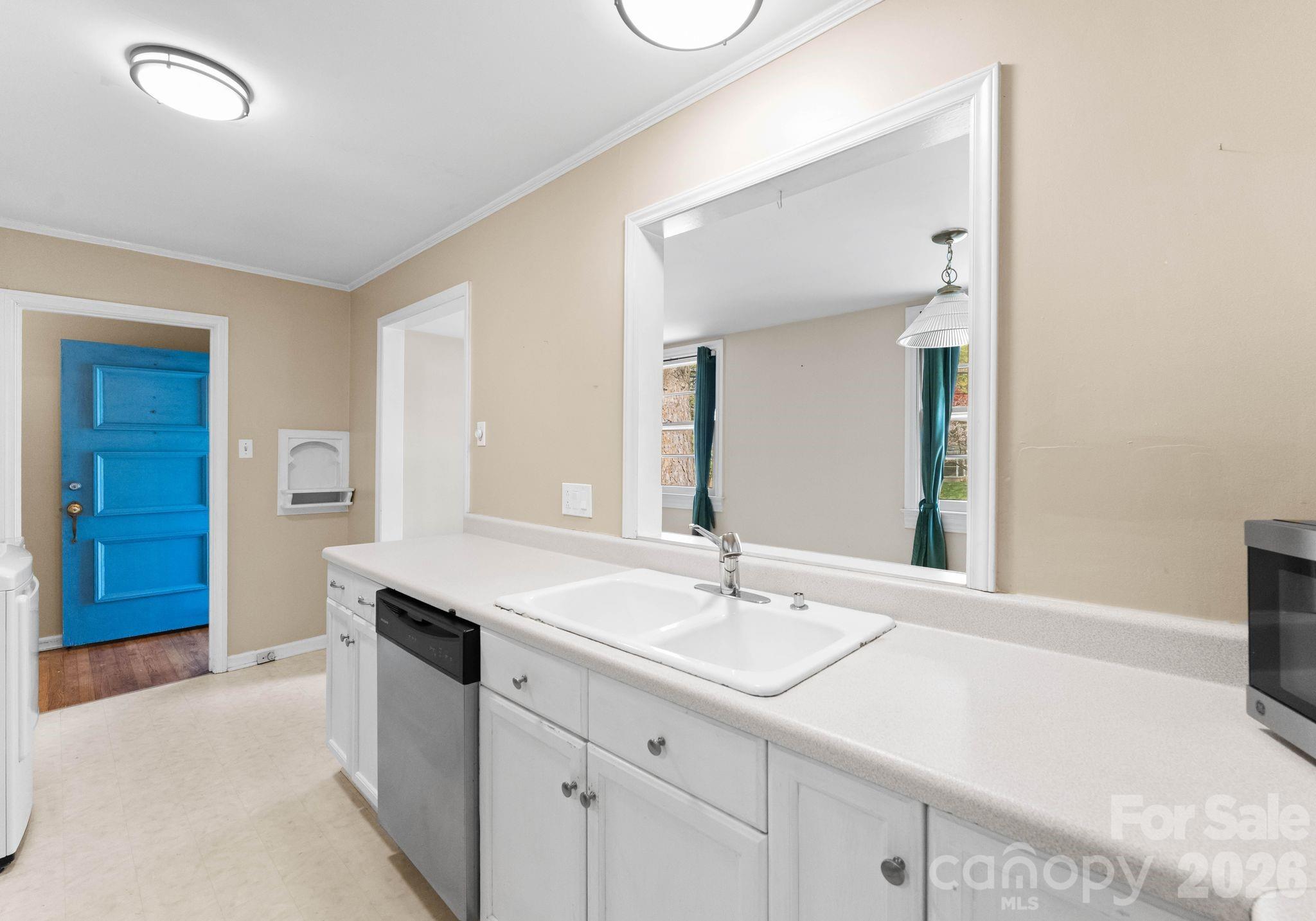 1136 E Woodlawn Road — Charlotte