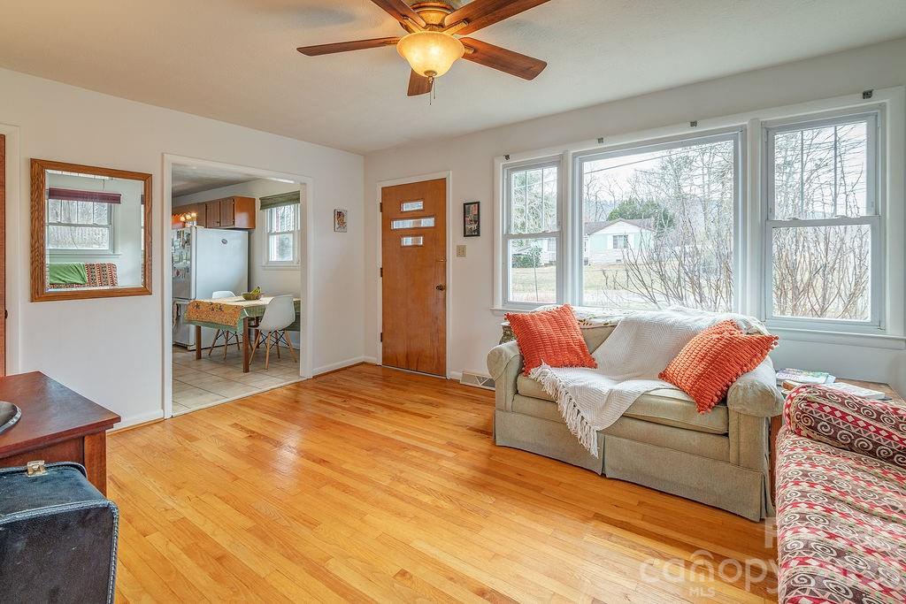 437 Onteora Boulevard — Asheville