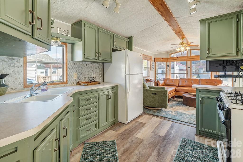 78 Strollers Lane — Waynesville