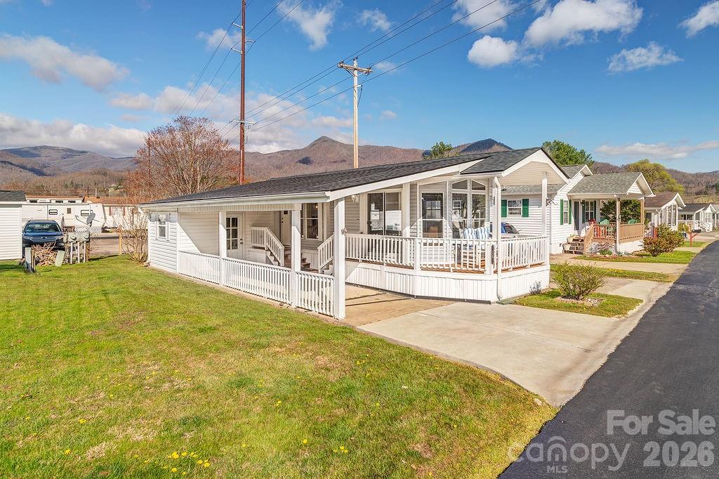 78 Strollers Lane — Waynesville