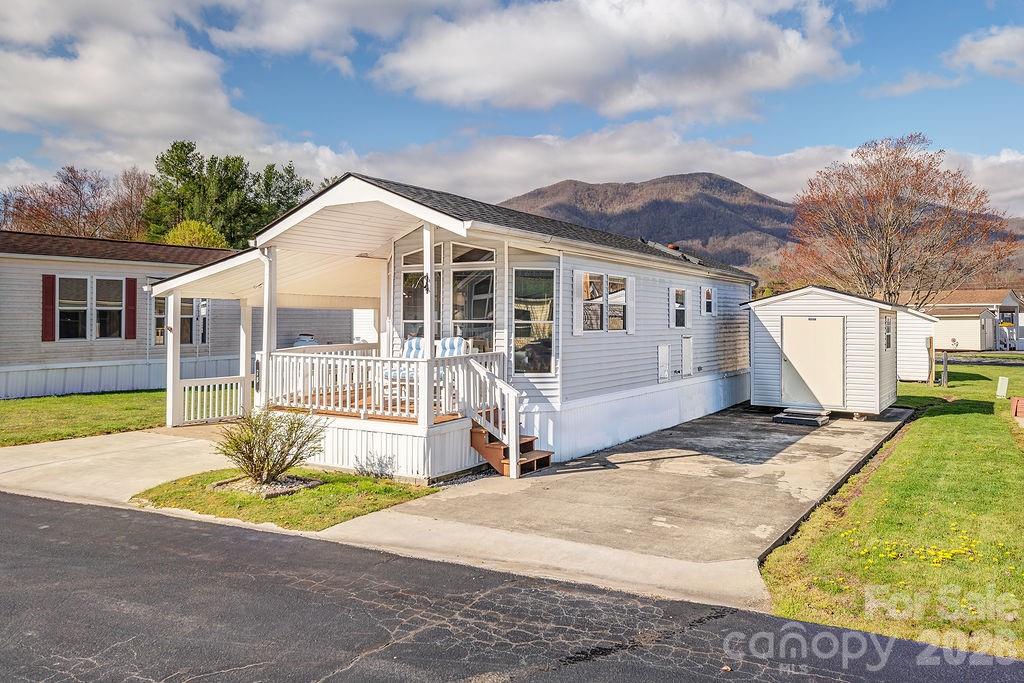 78 Strollers Lane — Waynesville