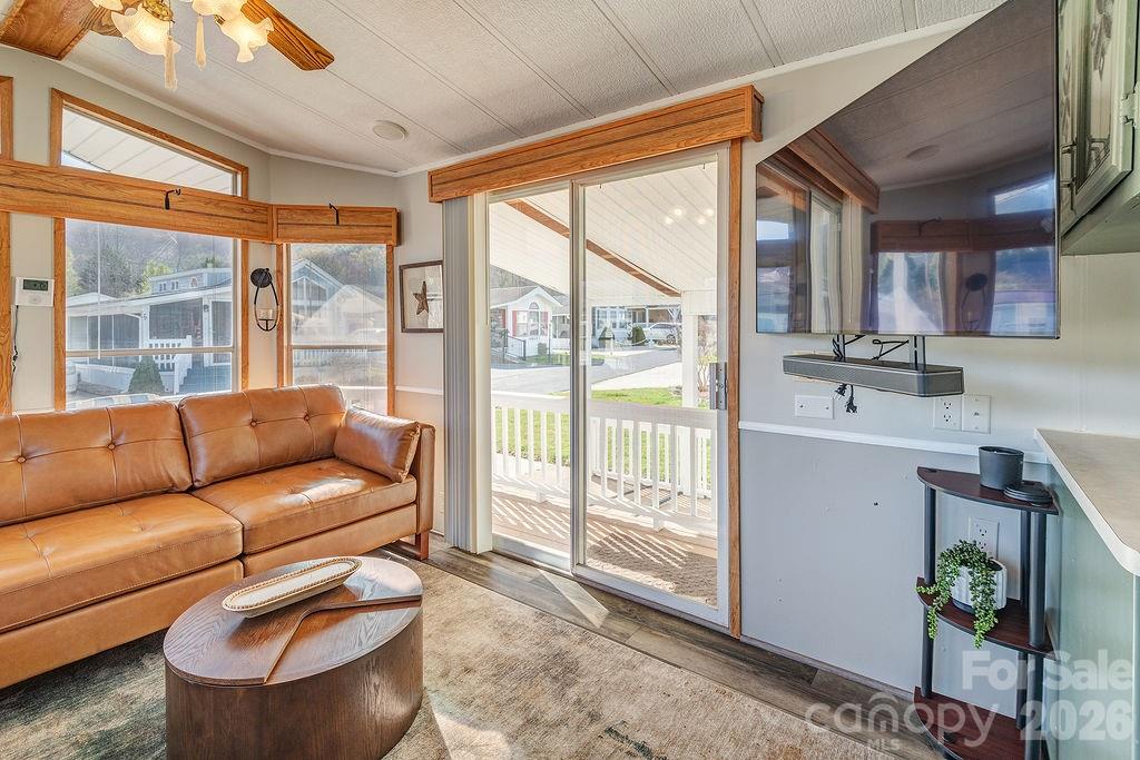 78 Strollers Lane — Waynesville