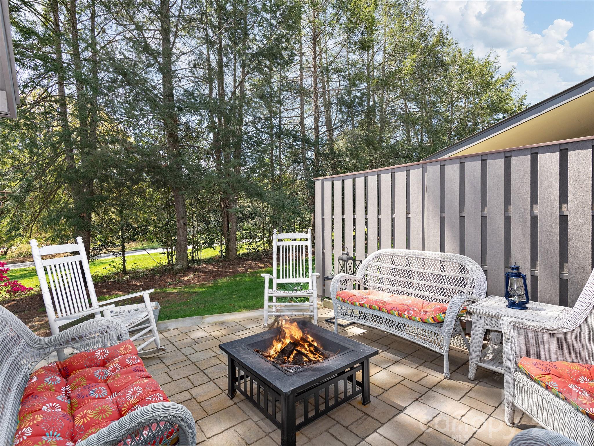 521 Crowfields Lane — Asheville