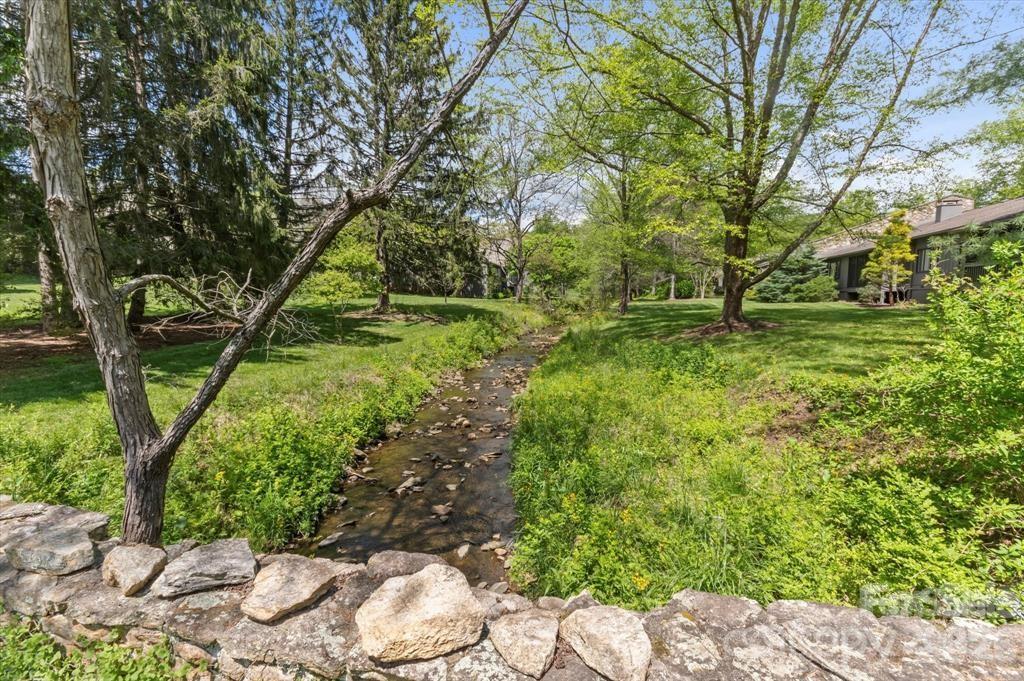 521 Crowfields Lane — Asheville