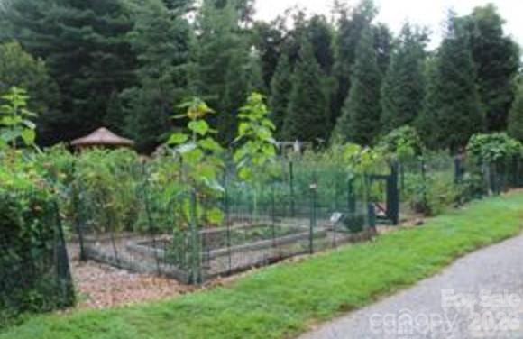 521 Crowfields Lane — Asheville