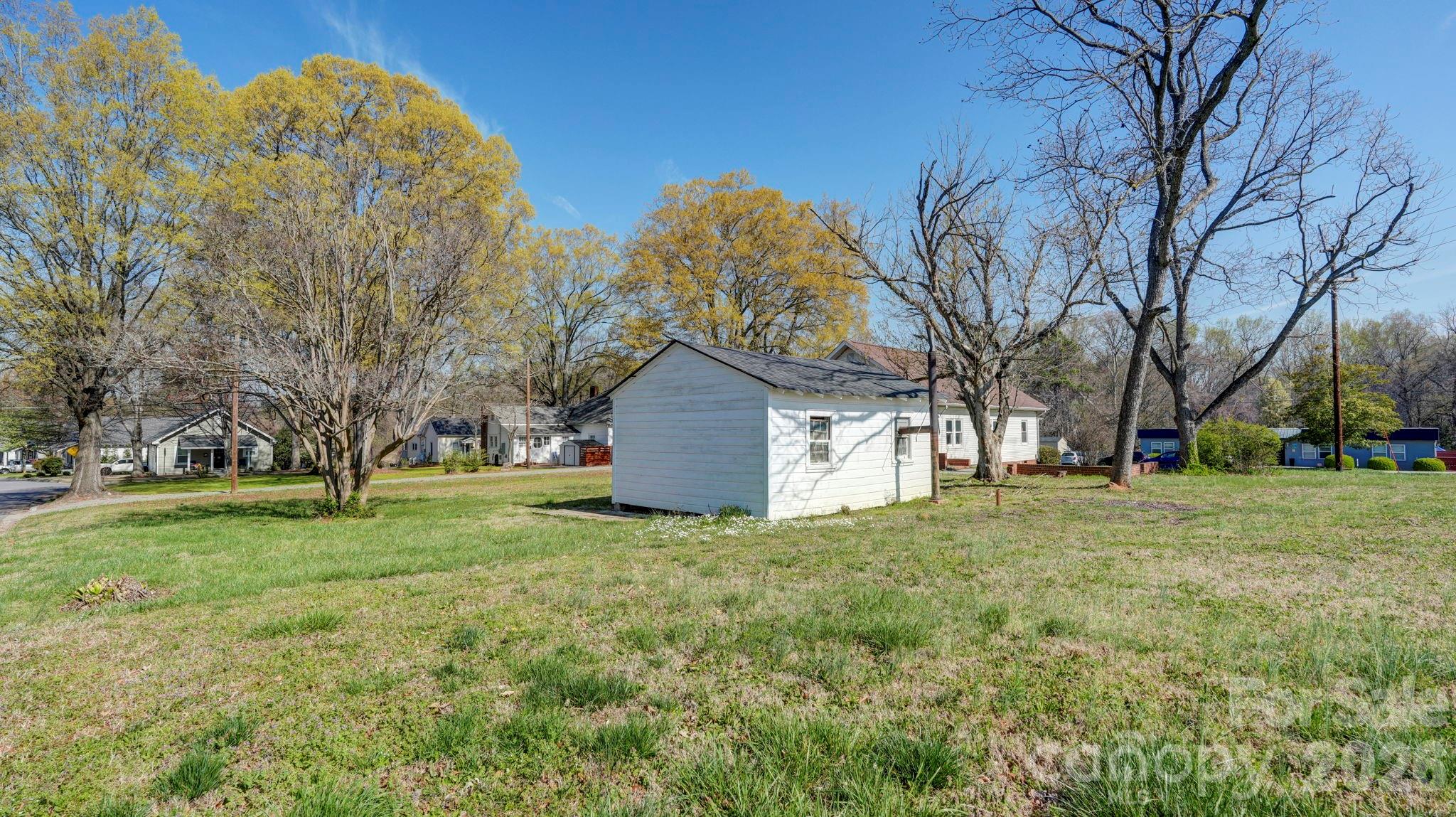 224 W Mills Avenue — Mooresville