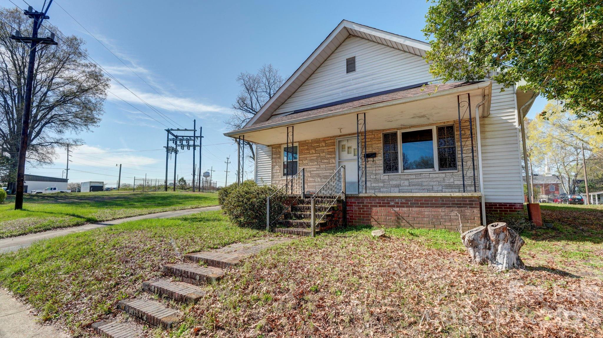 224 W Mills Avenue — Mooresville