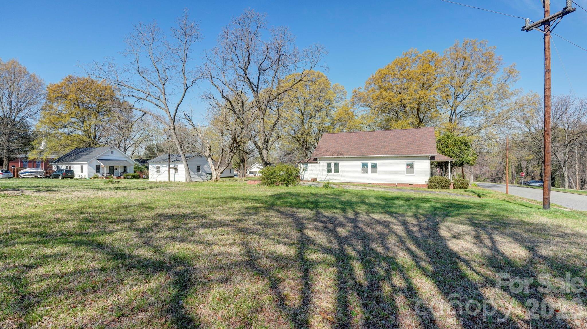 224 W Mills Avenue — Mooresville
