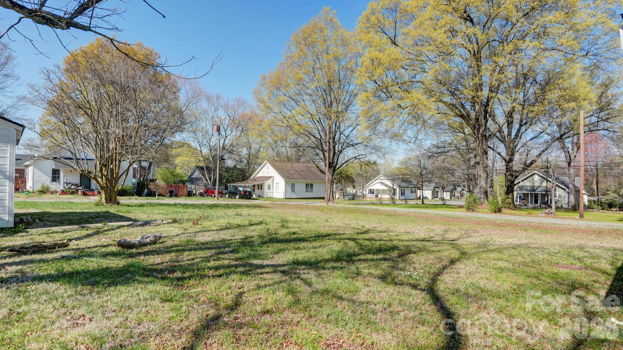 224 W Mills Avenue — Mooresville