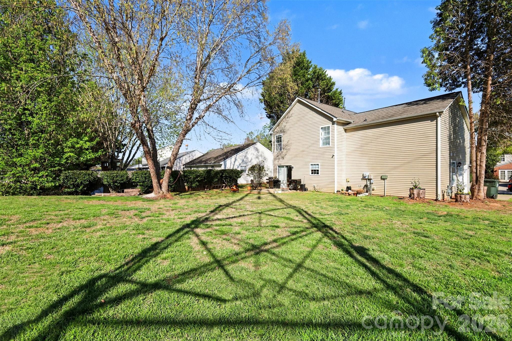 503 River View Drive — Lowell