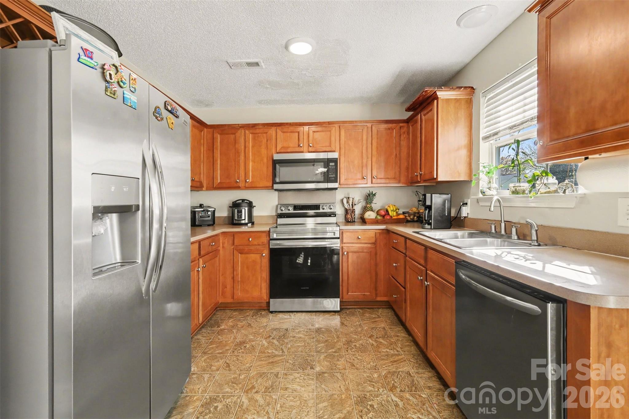 503 River View Drive — Lowell