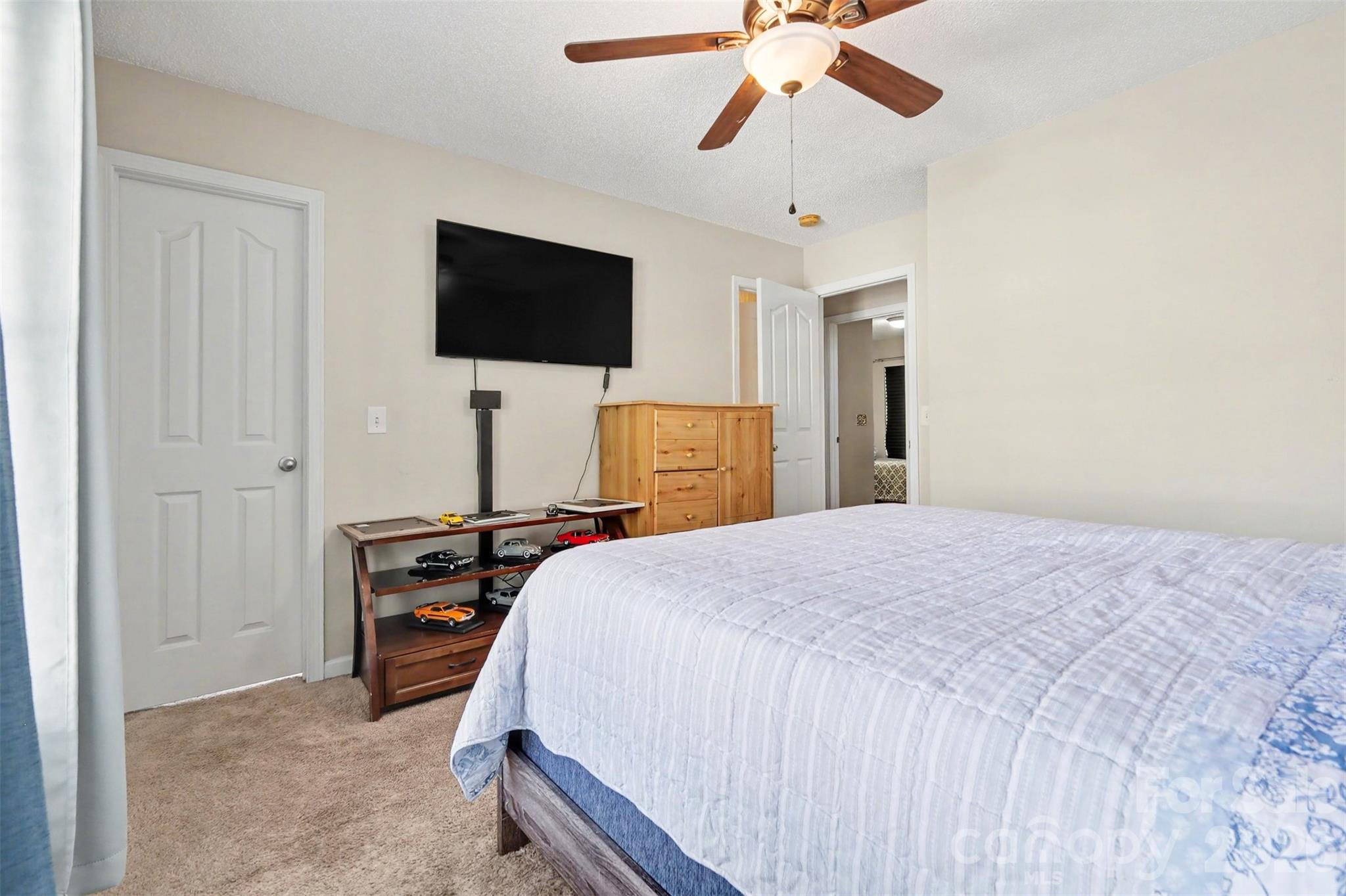 503 River View Drive — Lowell