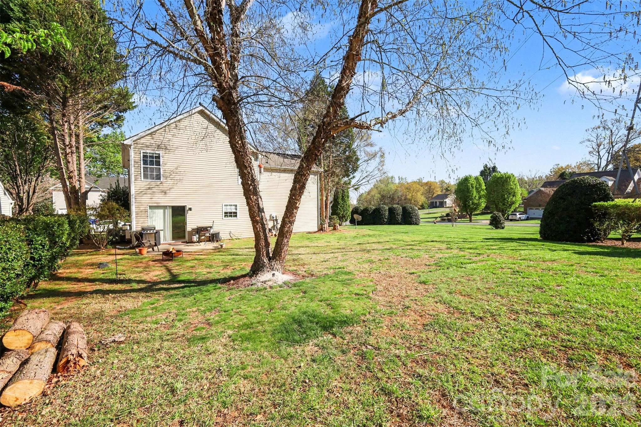503 River View Drive — Lowell