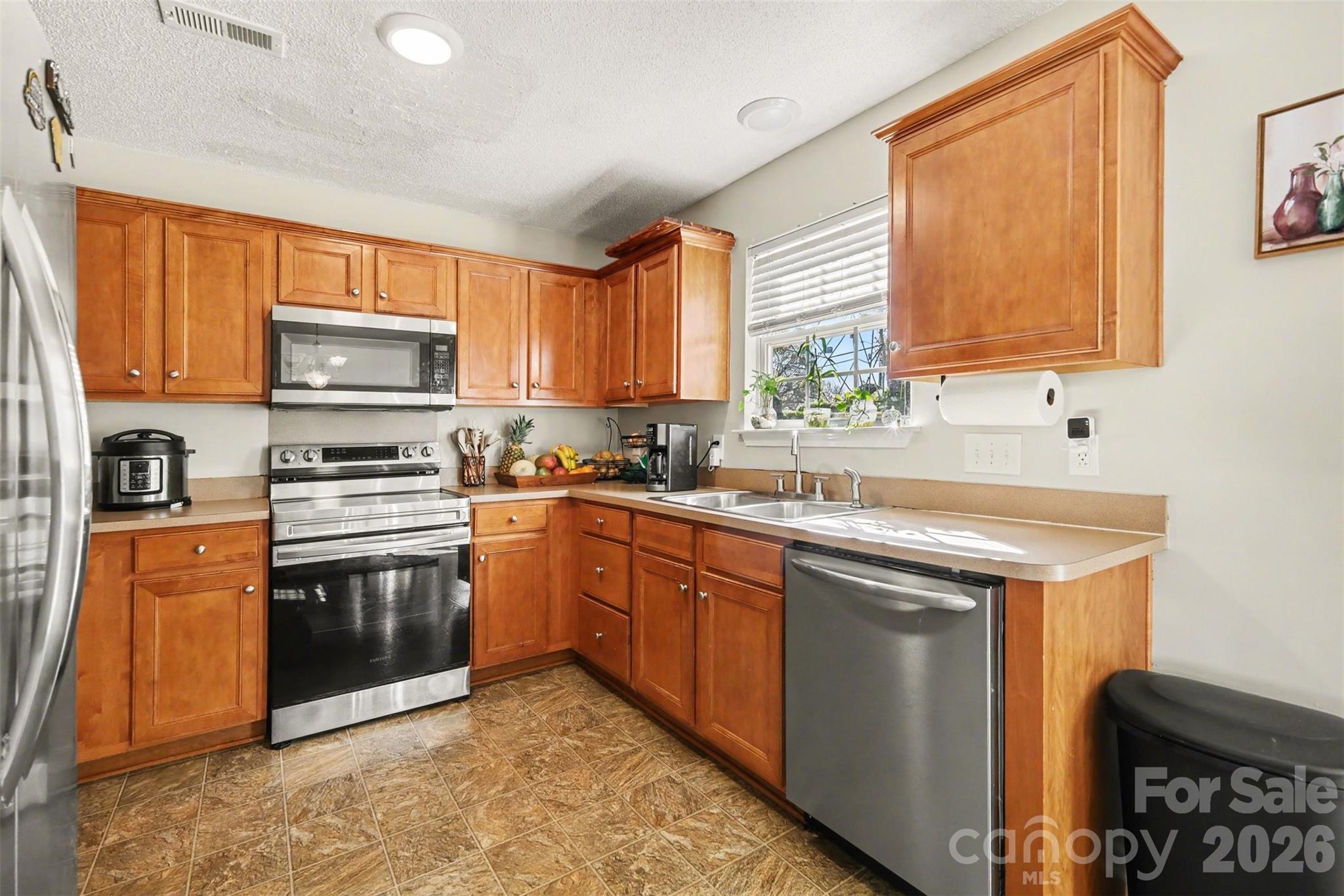 503 River View Drive — Lowell