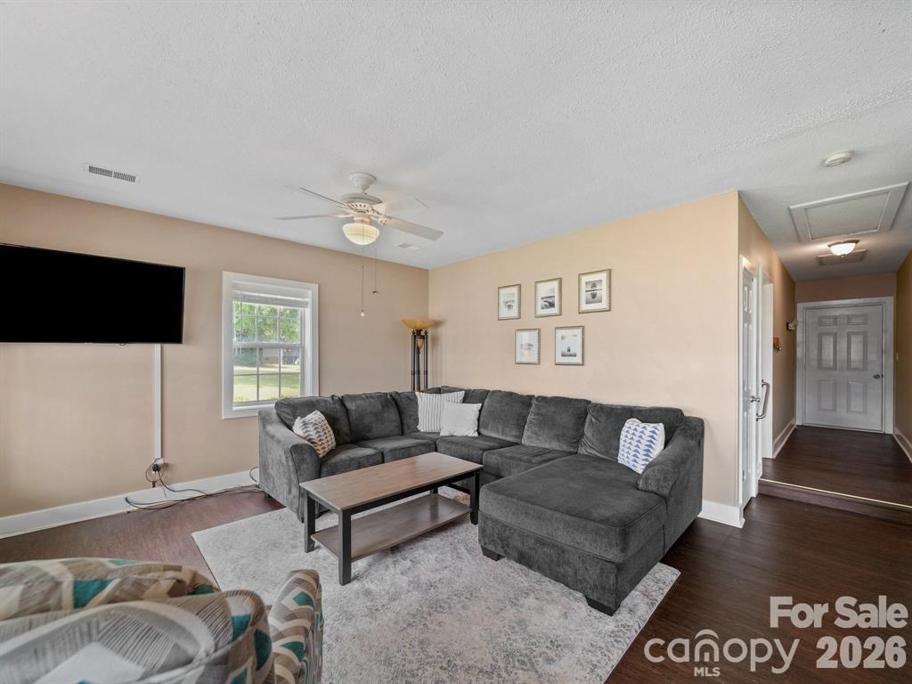 275 S Waters Edge Drive — Winnsboro