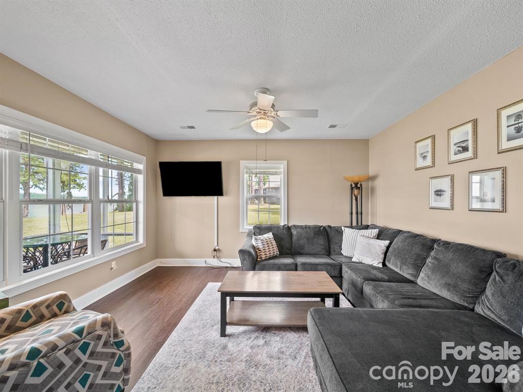 275 S Waters Edge Drive — Winnsboro