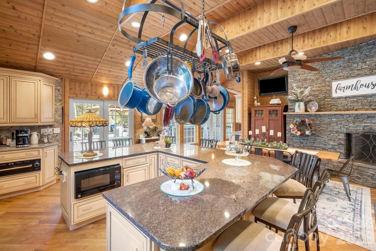 1307 Oakridge Farm Highway — Mooresville