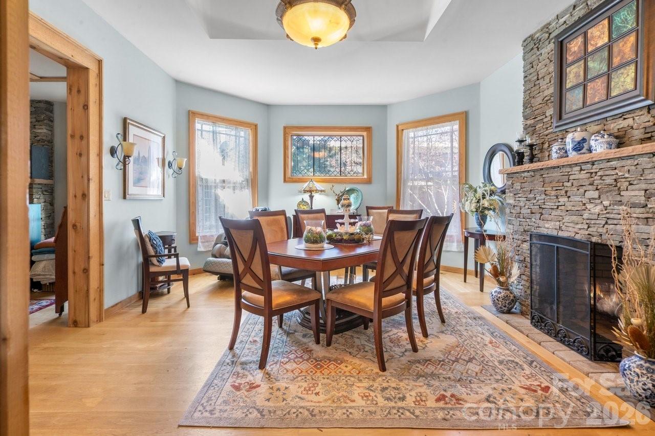 1307 Oakridge Farm Highway — Mooresville