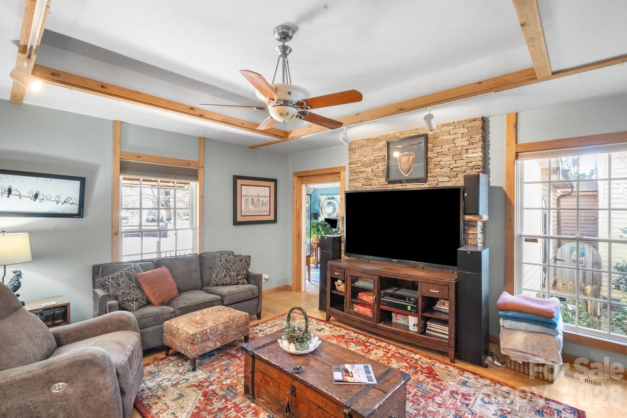 1307 Oakridge Farm Highway — Mooresville