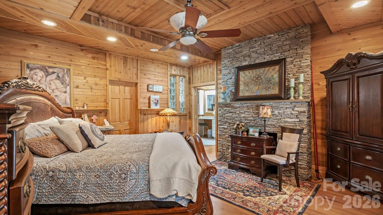 1307 Oakridge Farm Highway — Mooresville