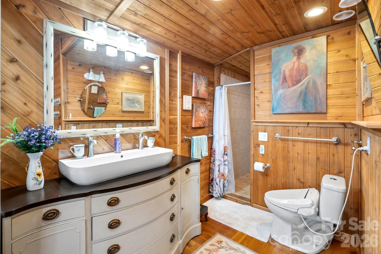 1307 Oakridge Farm Highway — Mooresville